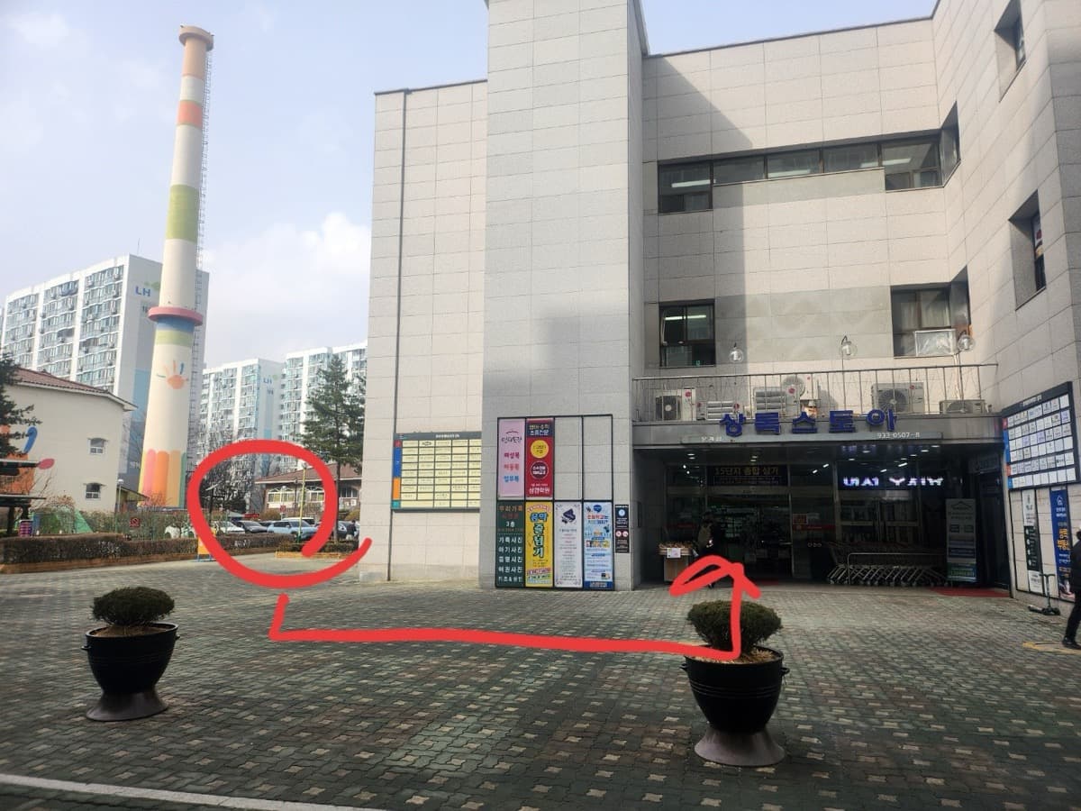 주차장에서 창고 입구까지의 경로 안내(주간)
