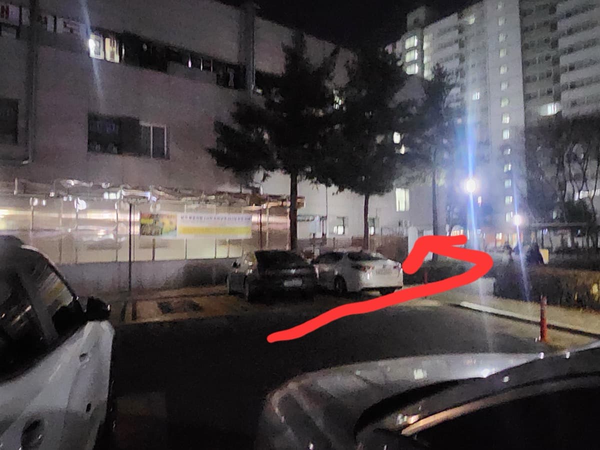 주차장에서 창고 입구까지의 경로 안내(야간)